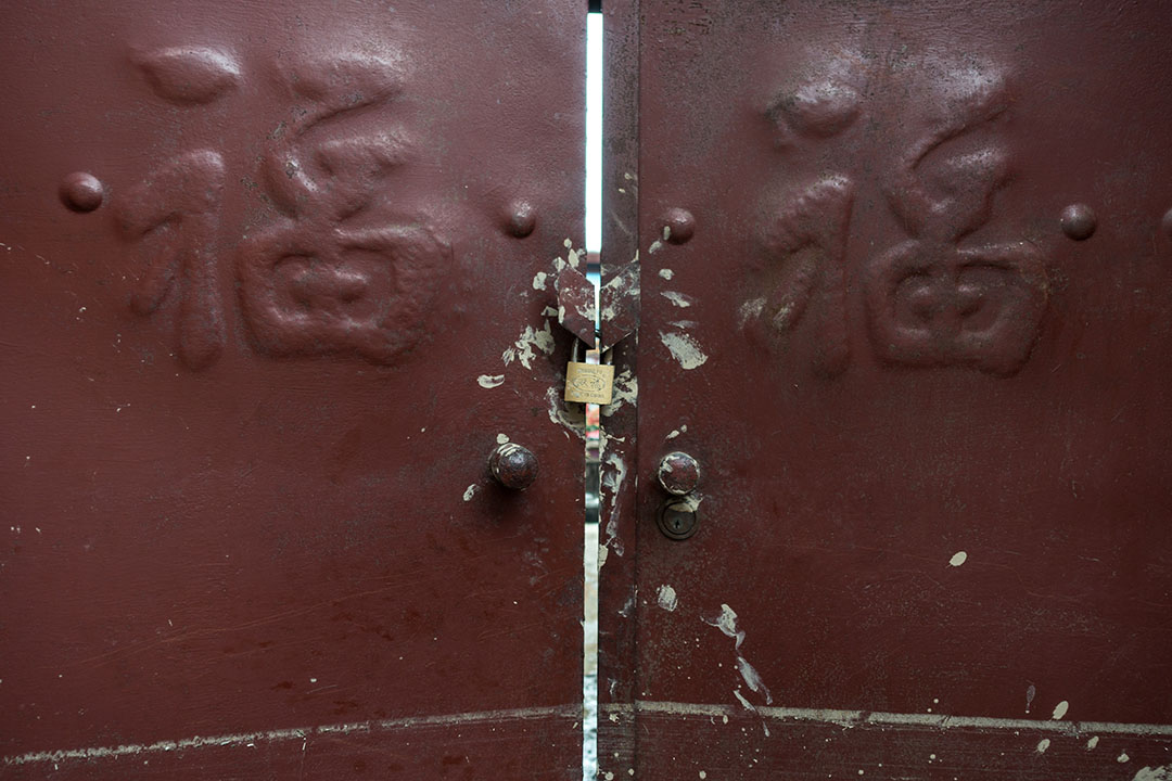 邢台市大贤村,洪水到来当晚李寿芳和高素革两夫妇逃生时走到邻近一个地台较高的房子求救,当时门锁着,两夫妇抓着门的把手拍门,把手仍留着他们的手印。