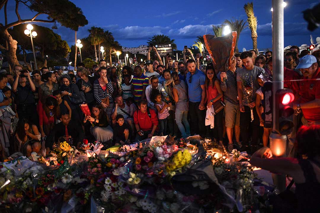 2016年7月15日,法國尼斯,人們到恐襲事件的發生地點悼念死者。