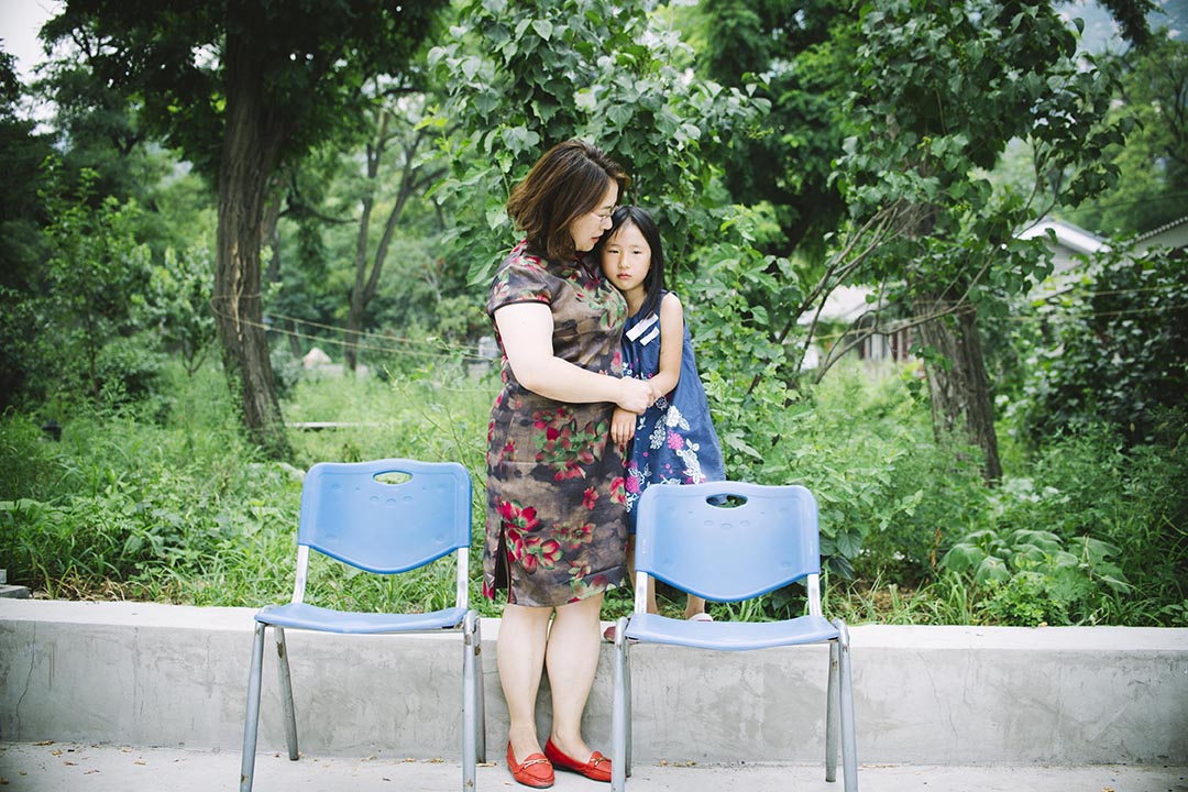 李和平太太王峭嶺及其女兒。