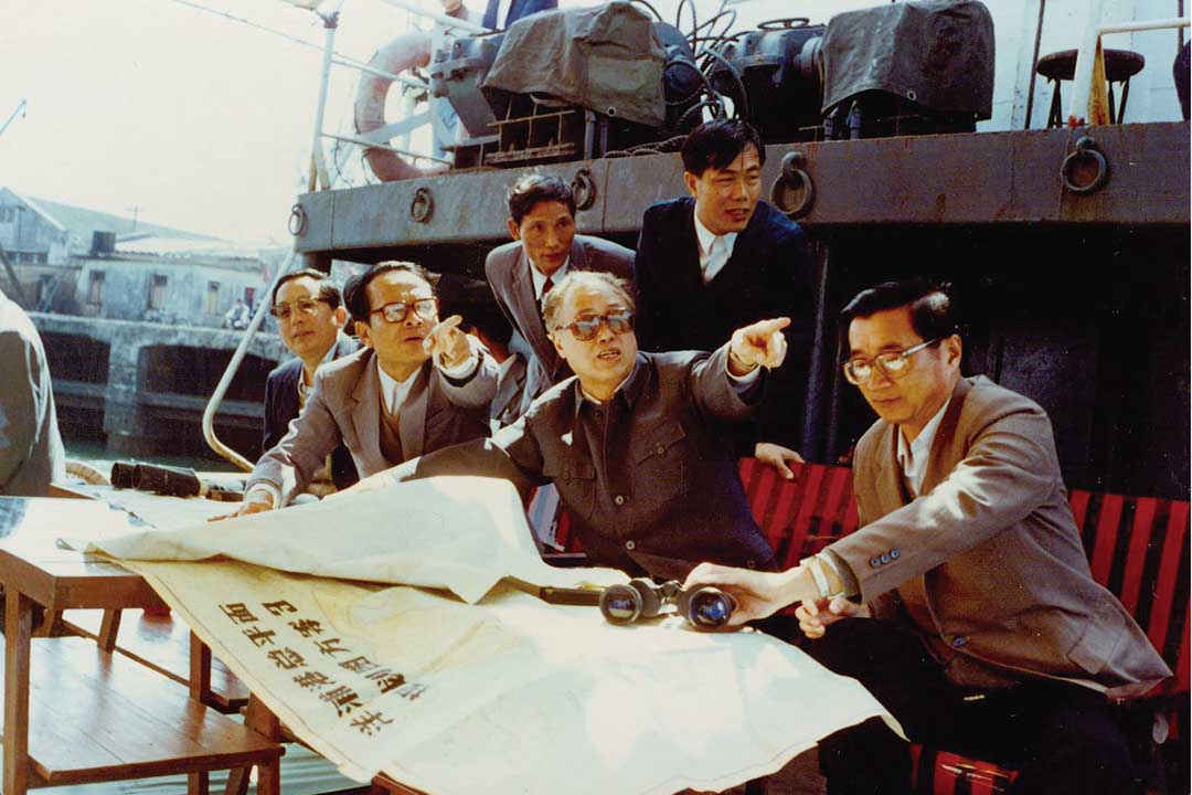 1986年2月,在海南島考察,趙紫陽與田紀雲,胡啟立,谷牧討論洋浦港平面規劃方案。