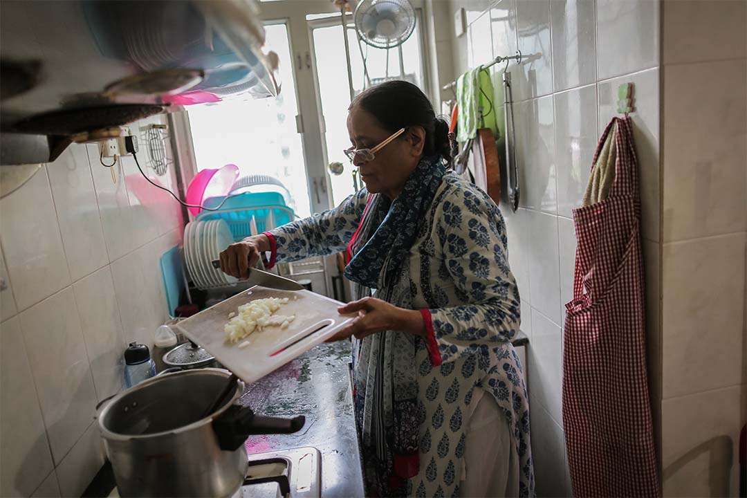 Yasir Naveed的母親正在廚房準備晚餐。