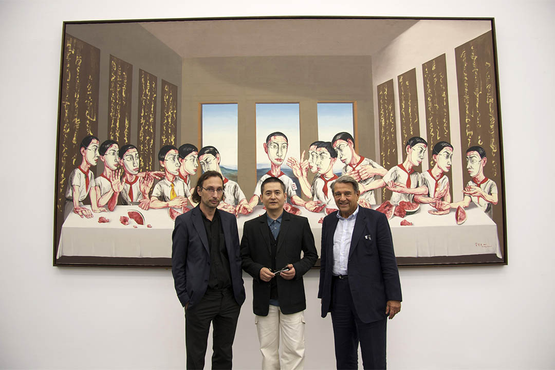 08奧運「我們的未來:尤倫斯基金會收藏展」中,尤倫斯老先生、曾梵志和 ShanghART畫廊老闆Lorenz Helbling在《最後的晚餐》前。