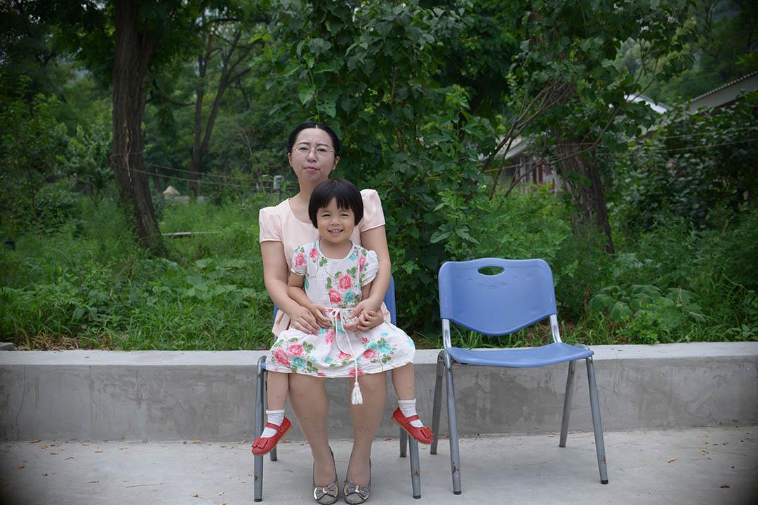 謝陽太太陳桂秋及其女兒。