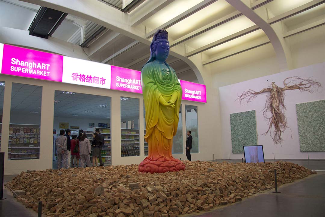 2014年「徐震:沒頂公司出品」展場分四部分,香納大超市入口的觀音提醒觀眾,當代藝術如宗教被朝拜,卻原是錯覺幻像。
