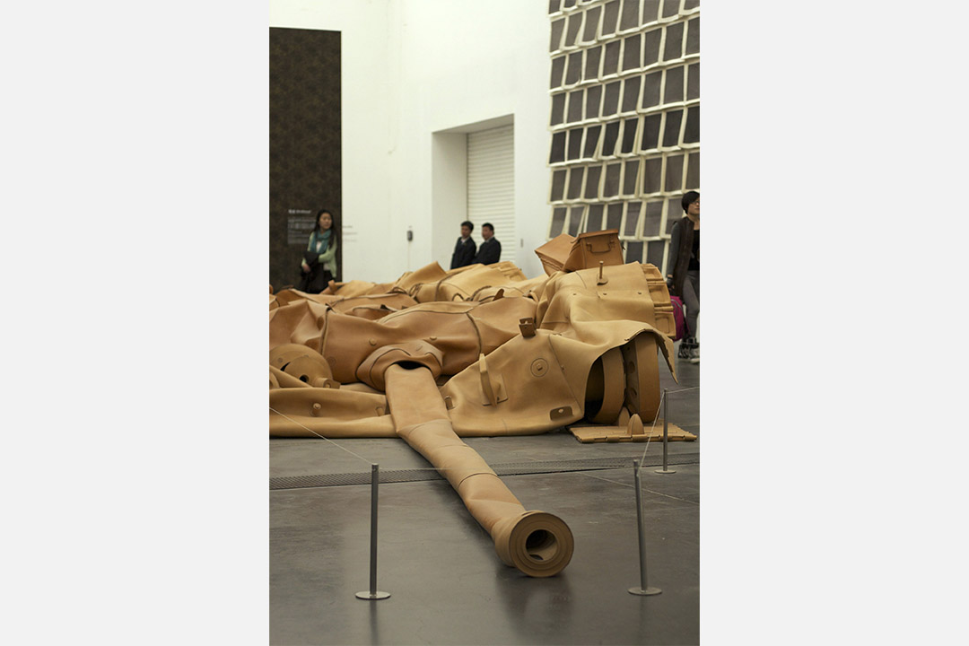 2013年「ON|OFF:中國年輕藝術家的觀念與實踐」,何翔宇稱《坦克計劃》創作意圖,源於在朋友家中看到整張牛皮,覺得用來做坦克不錯,因他出生地丹東的旅遊景點就長期擺放一架坦克。