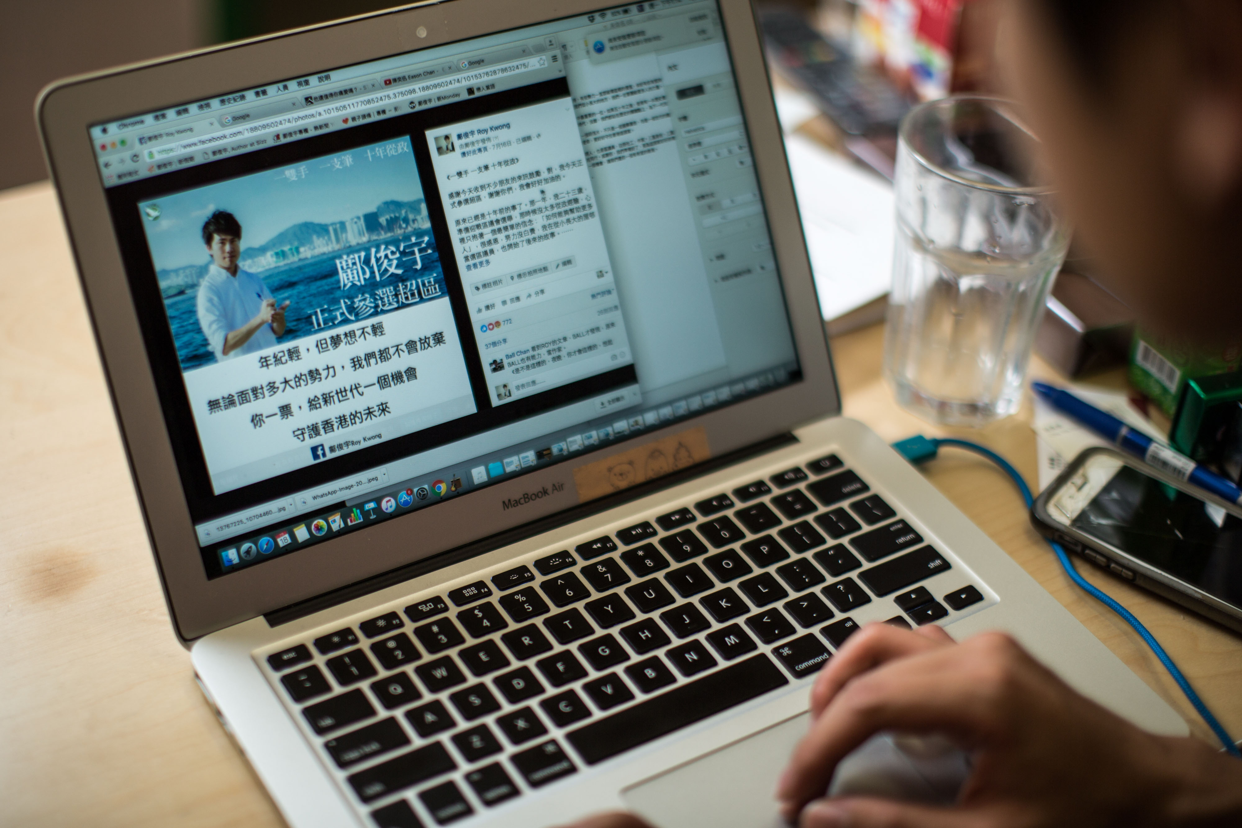 邝俊宇这名字一直活跃于网络世界,他的专页有16万5千个赞好,比不少歌星艺人更“红”。