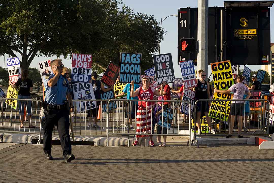 2011年8月6日,持反同性恋立场的Westboro浸信会发起示威。