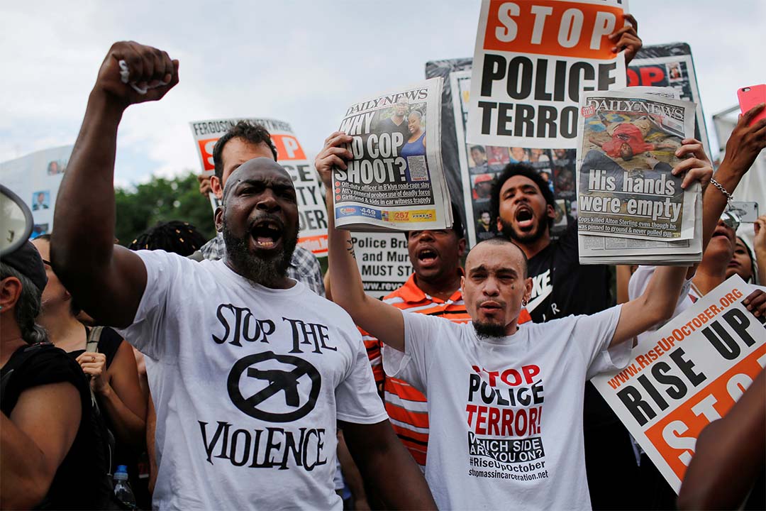 2016年7月7日,美国纽约,人们叫喊口号,抗议黑人斯特林 (Alton Sterling) 和卡斯蒂尔 (Philando Castile) 被警员枪杀。
