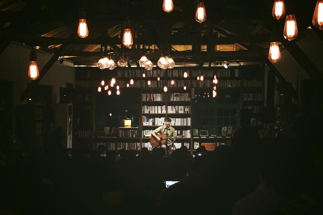 今年5月创作歌手黄玠在阅乐举行签唱会,结束后也现场买了一本好书。