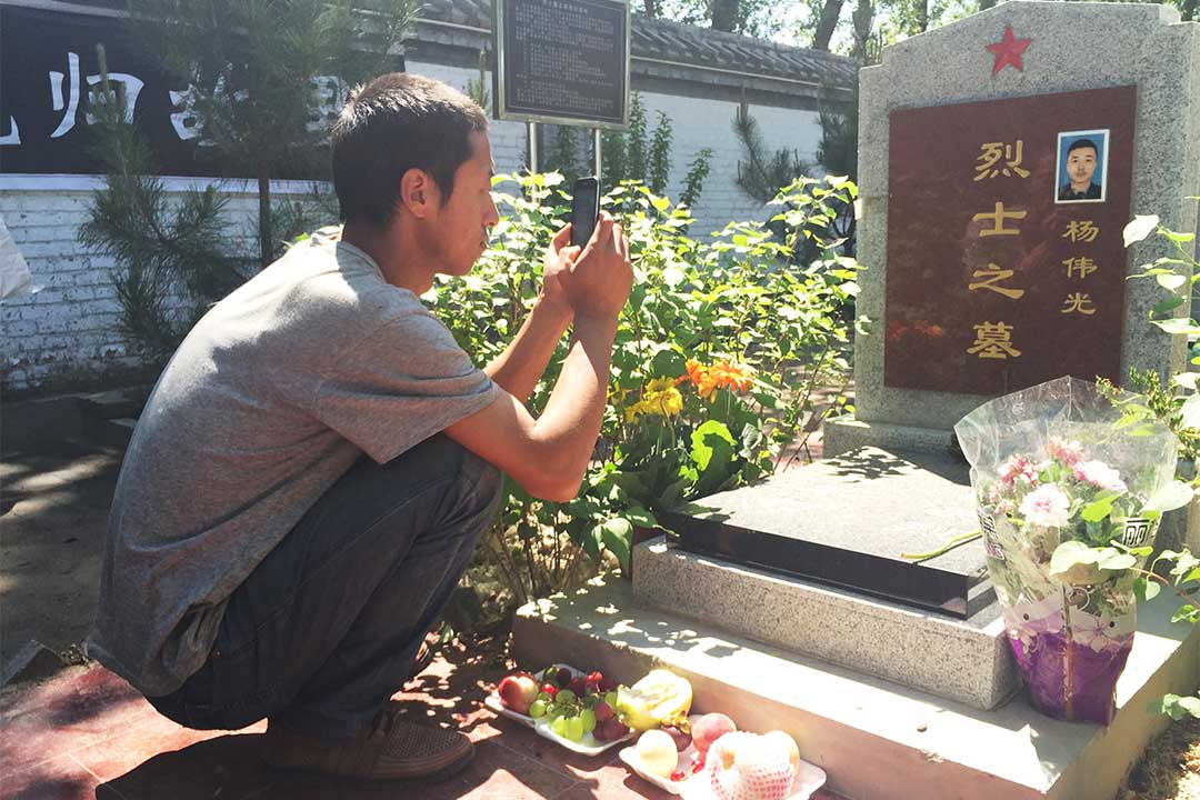 2016年6月8日,楊偉光生前最要好的堂兄到蔚縣烈士陵園看他。