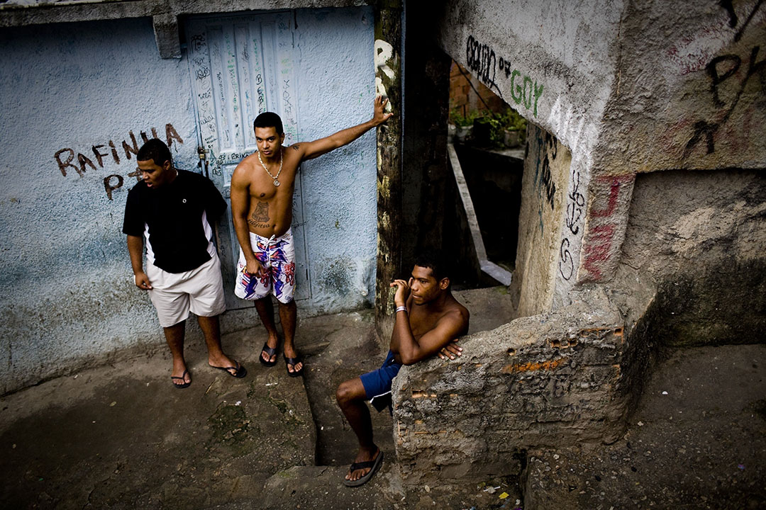 羅西尼亞(Rocinha)貧民窟內青年在閒坐著。