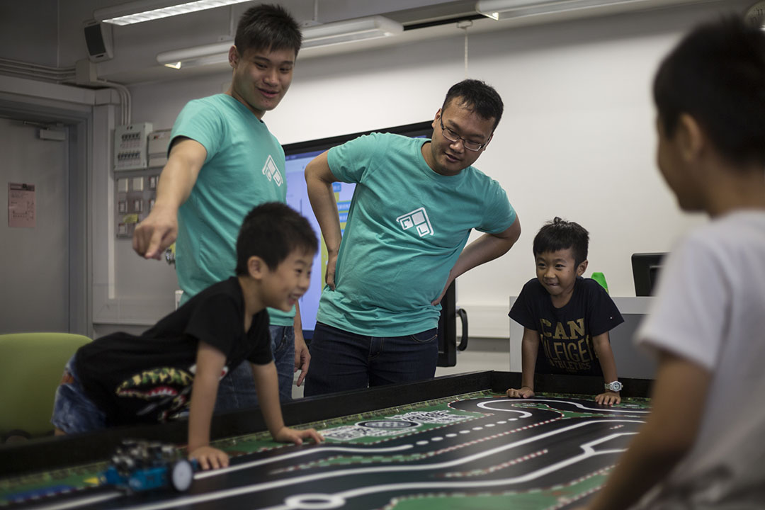 CAL讓學生成為「Coding Workshop」的講師與助手,透過教授基礎程式設計教學相長。