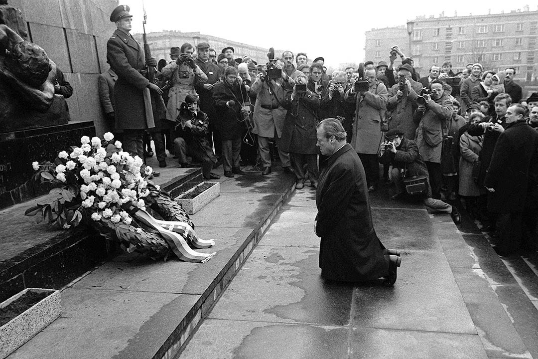 1970年12月7日,波兰华沙犹太区,德国总理 Willy Brandt 在犹太人殉难纪念碑前下跪道歉。