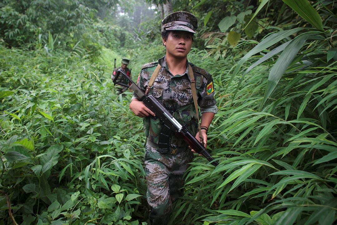 反政府少數民族武裝部隊在森林裡巡邏。2011年,克欽邦獨立國戰火重燃,結束停火協議的其中一個原因是創建密松水壩,十幾個村莊將會被淹沒。