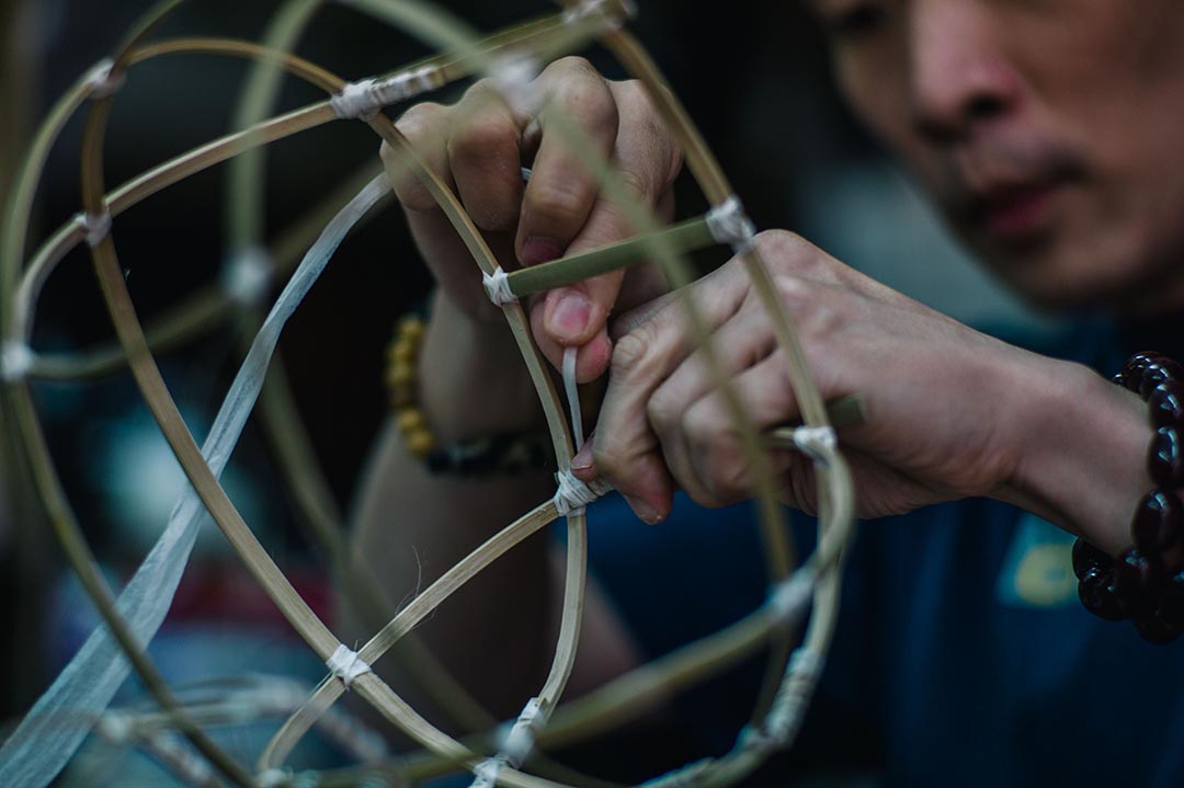 歐陽秉志正在制作兔子紙品。