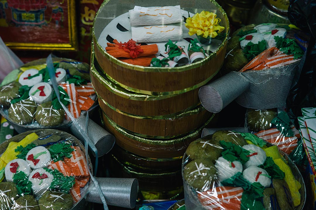 紙紮店內有不同紙品出售,圖為紙品點心。