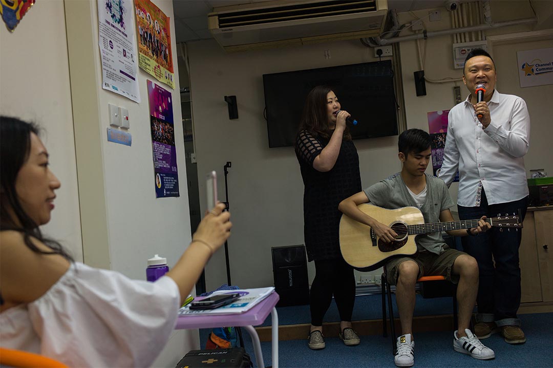 2016年7月18日,旺角,Hong Kong Singer Channel負責人Andy和Jenny於課堂上獻唱。