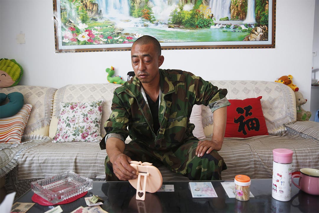消防員楊偉光的父親楊傑在一家人租住的平房裏。