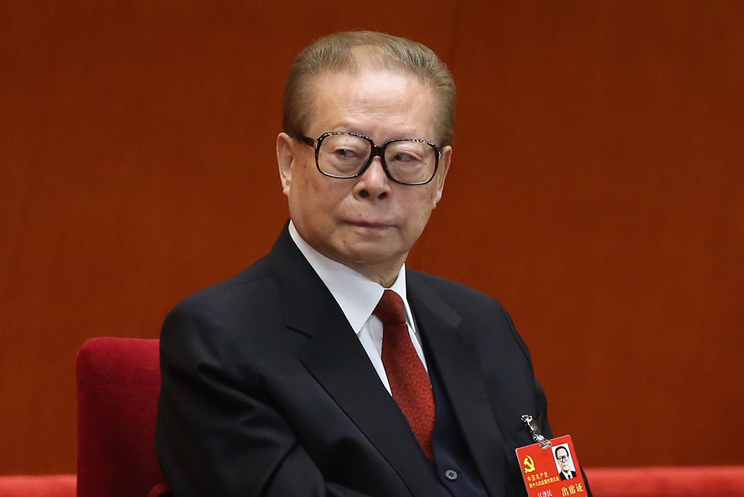 江澤民出席第十八次全國代表大會。