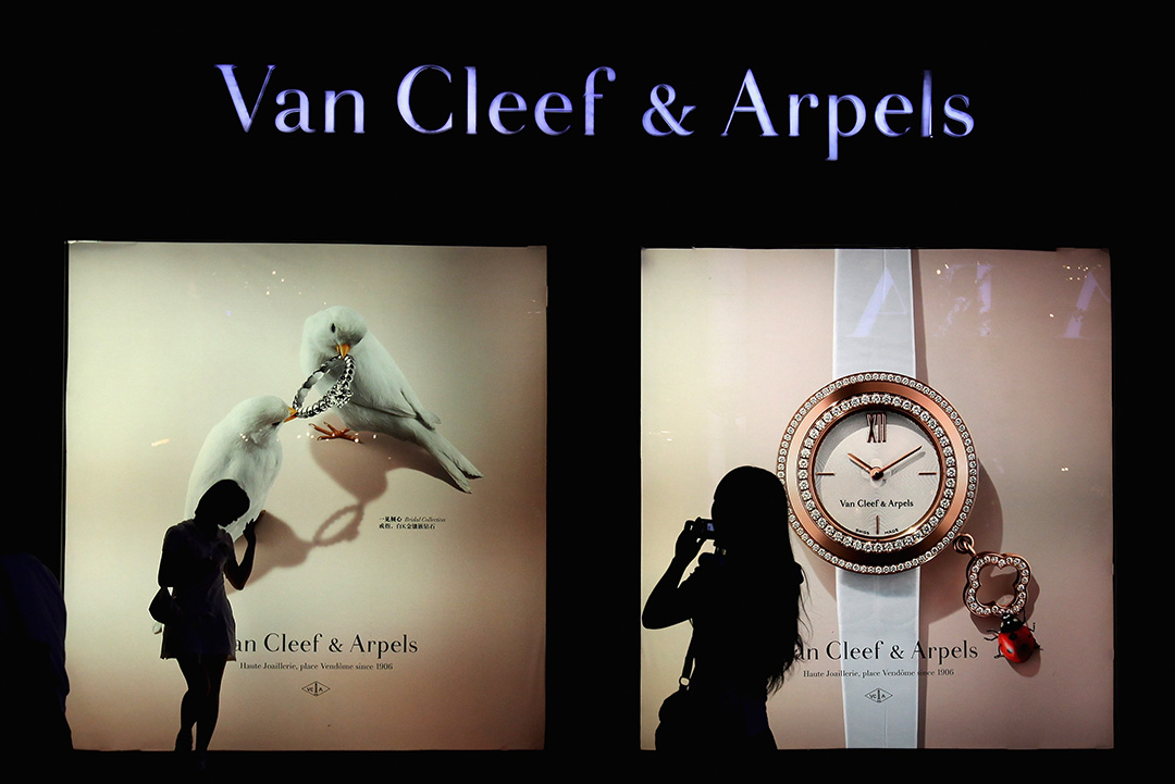 兩名中國女性在北京Van Cleef & Arpels專賣店前拍照。
