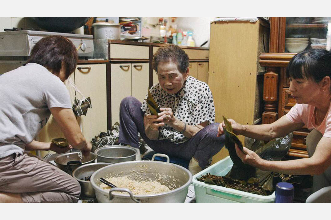 端午節前夕,玉木阿嬤與兩個女兒一起包粽子,話家常。