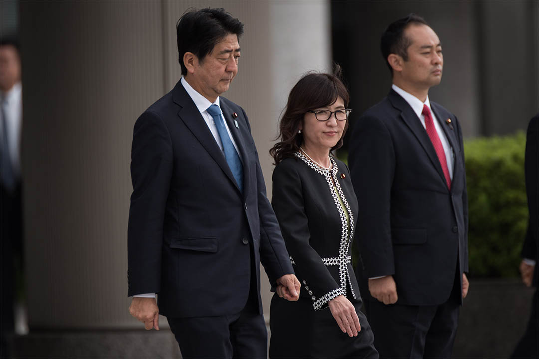 2016年9月12日,日本東京,首相安倍晉三與防衞大臣稻田朋美一同檢閲國防部儀仗隊。