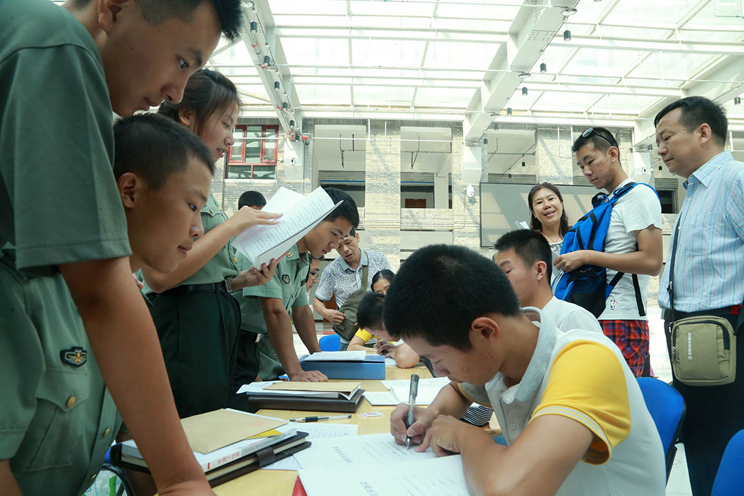 北京大學國防生報到,新國防生進行填表。