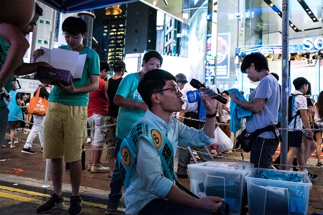 2016年8月14日，香港眾志主席羅冠聰到在銅鑼灣東角道宣傳政綱。