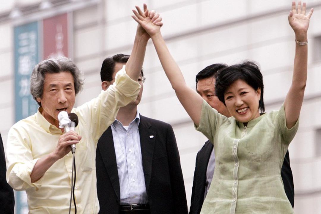 2005年9月4日,時任日本首相的小泉純一郎支持小池百合子參加眾議院大選。