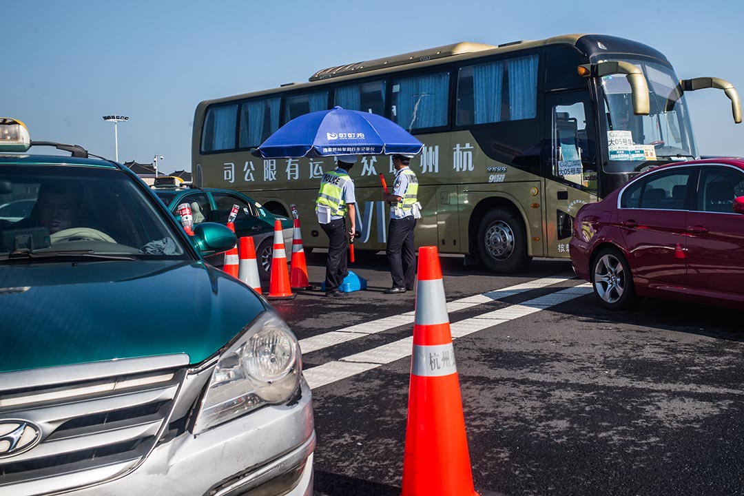 機場往市區的公路上,公安在檢查車輛。