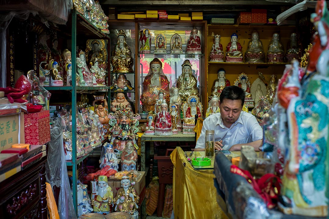 北京國子監外有喇嘛廟,也有放著各式佛像的店鋪。