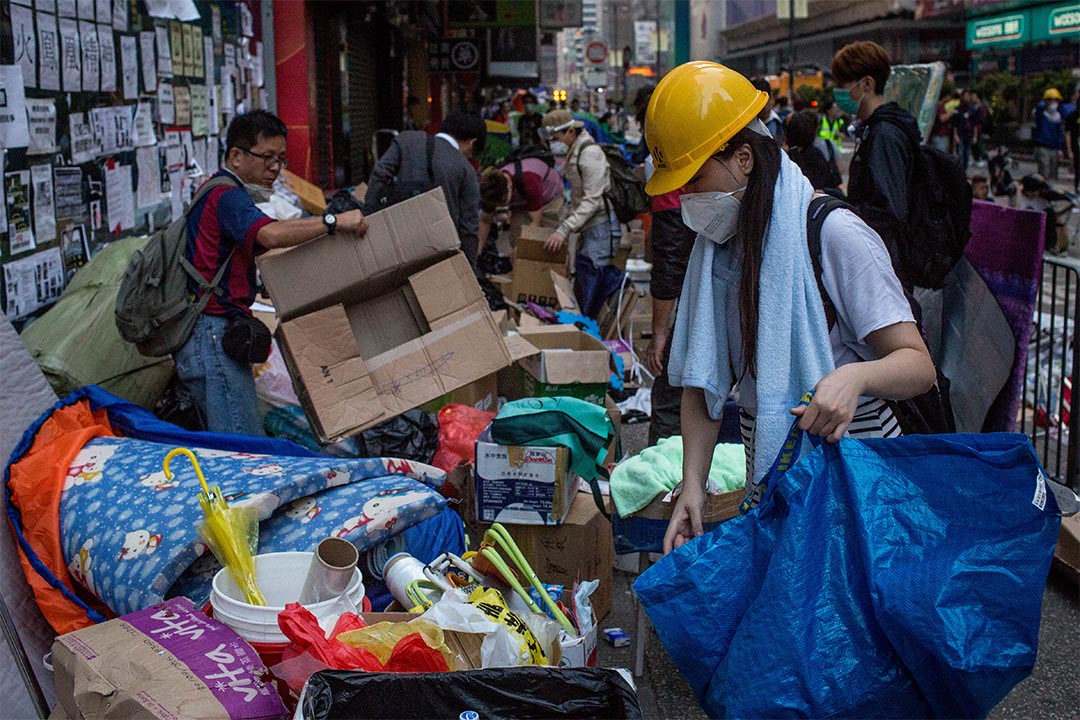 2014年10月17日,警方清晨展开清场行动后,示威者收拾物件,准备离开占领区。