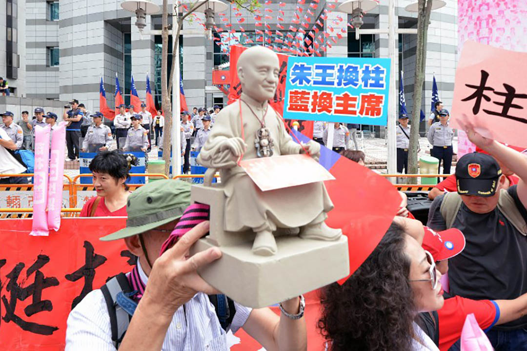 2015年10月7日,洪秀柱的支持者帶著蔣介石的雕像在國民黨總部外抗議換柱事件。