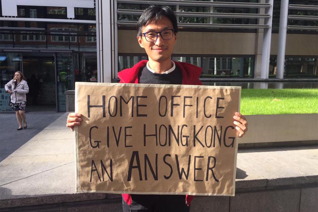 10月17日,香港立法會議員朱凱廸自發到英國內政部外請願,要求英國當局就香港新任立法會主席梁君彥放棄英籍程序中的爭議,作公開交待。
