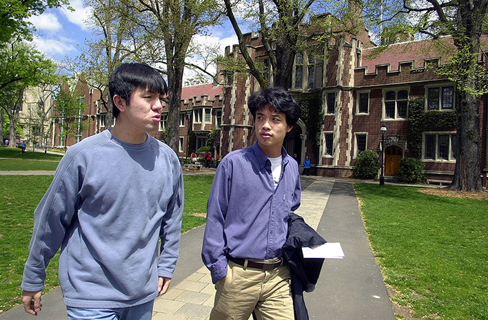 兩名中國留學生走在普林斯頓大學校園裡。