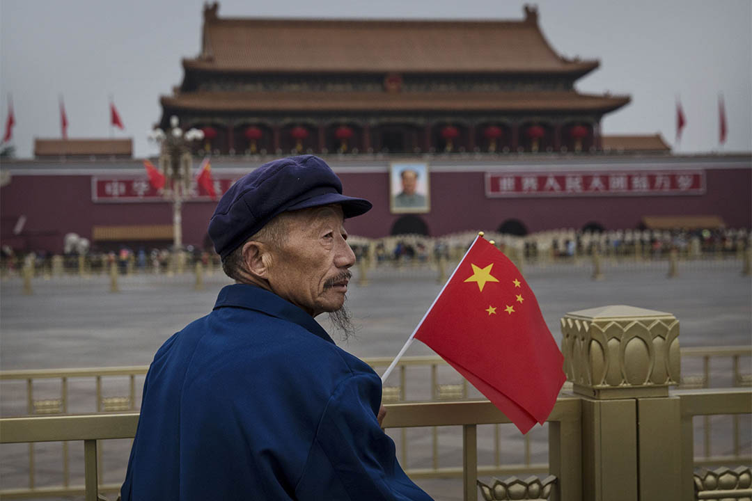 2014年10月1日,中国北京,一个老人在国庆日手持国旗。