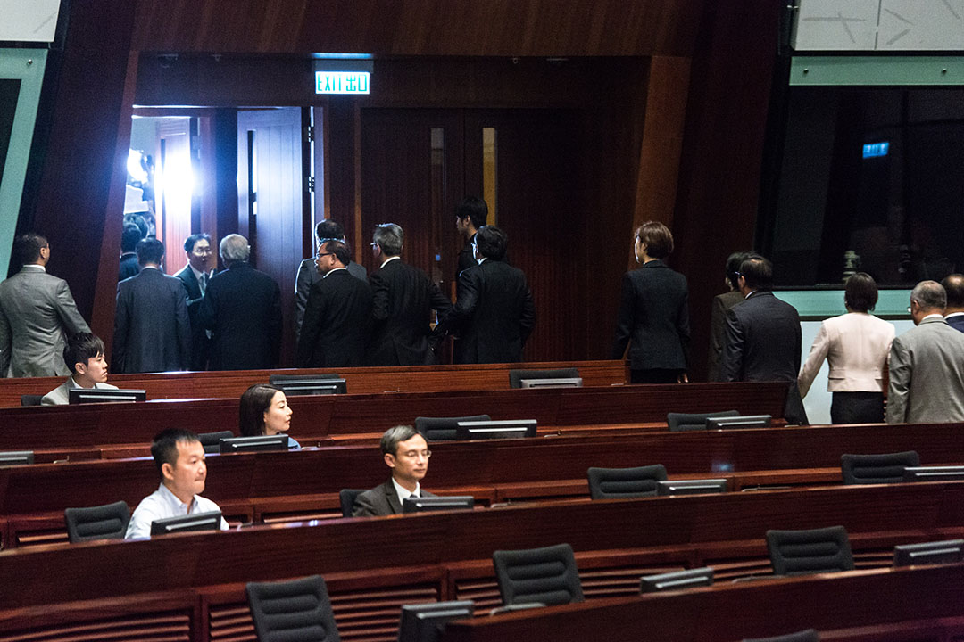 建制派議員集體離場導致流會，令青年新政的梁頌恆，遊蕙禎，以及劉小麗無法宣誓。