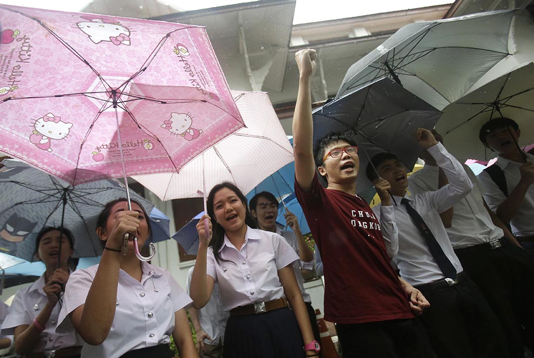 泰國學生抗議香港學生領袖黃之鋒被泰國當局拒絕其入境。