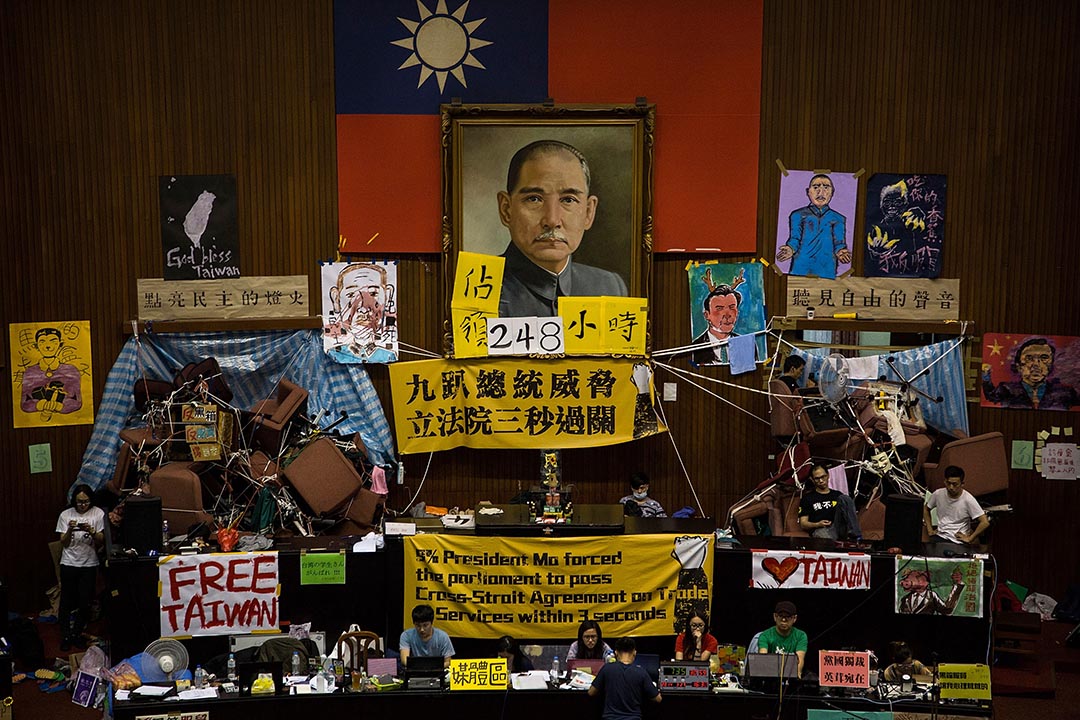 2014年的反服貿運動,學生抗議者佔領立法機關。
