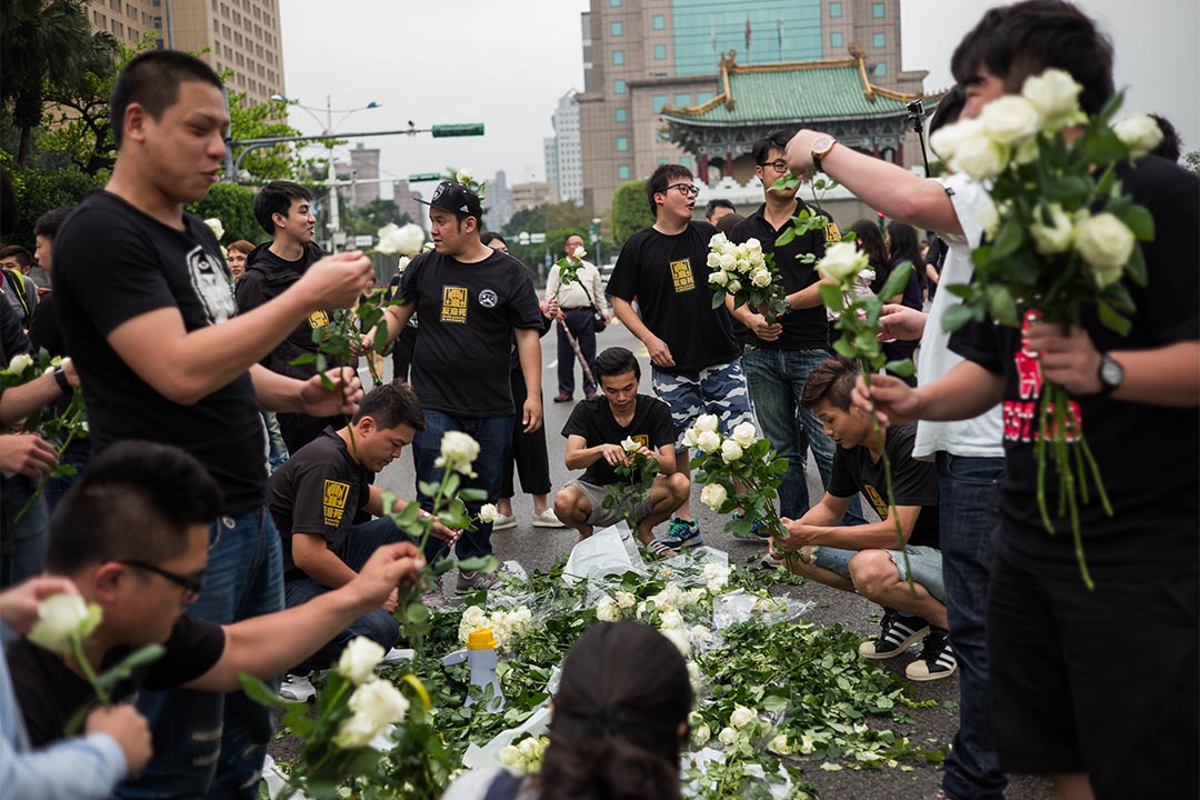 2016年4月10日,台灣,支持死刑的人士手持白玫瑰在總統府外集會。
