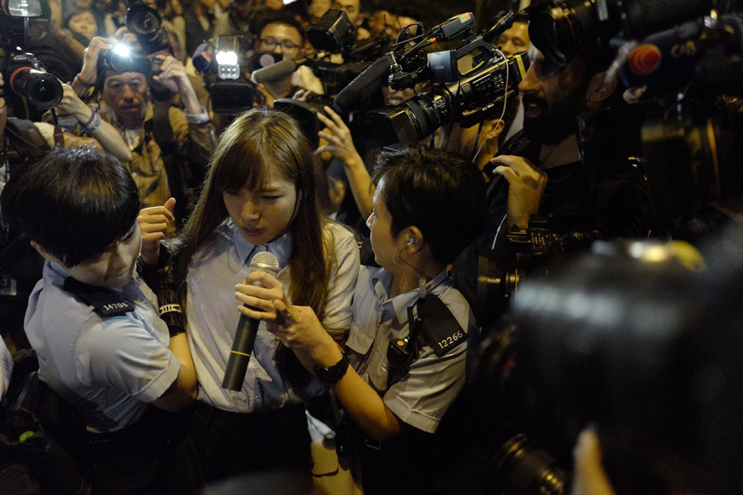 警方一度將青年新政游蕙禎帶離現場,及後表示只是護送游蕙禎離開現場,目前游重新進入示威區。