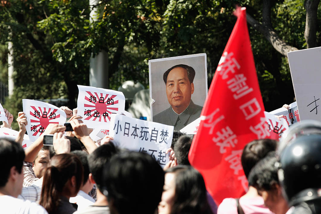 2012年9月15日，示威者拿著旗子和毛主席画像在北京日本使馆外抗议。