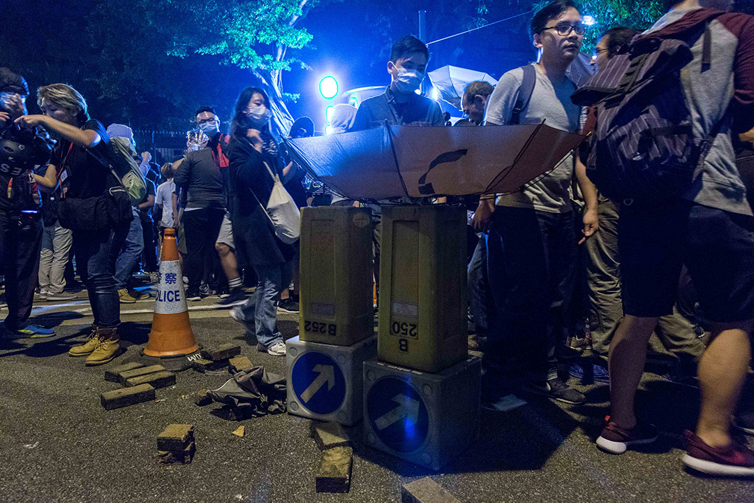 西區警署對面一間藥房附近,地上散落多塊磚頭。