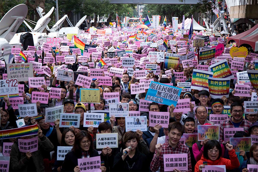 2016年11月28日,台湾婚姻平权第二场公听会,场外数千挺同人士声援。
