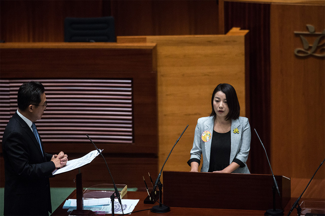2016年10月12日,立法會議員劉小麗在宣誓就職時,以極慢速度讀出誓詞。