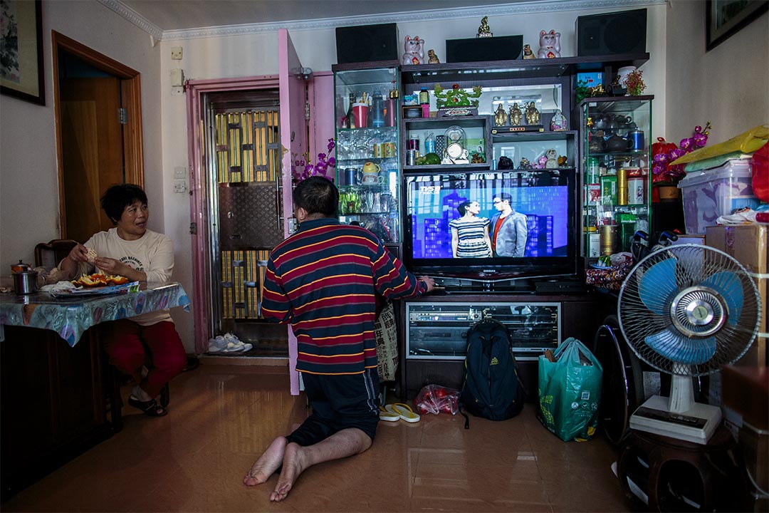 展鵬行動不便,無法站立,偶然在家中跪行。