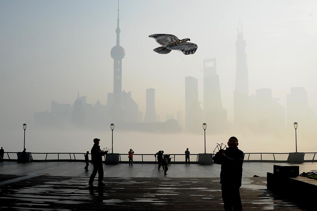 有市民在上海外滩放风争。