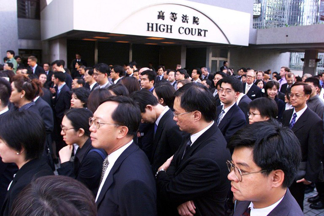 1999年6月30日,香港法律界首次黑衣遊行,反對港府及人大常委就居權案釋法。