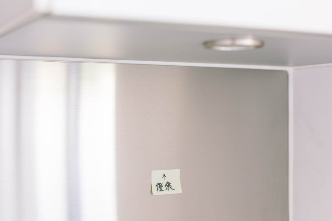驗樓師在單位內留下記號，標示單位瑕疵。