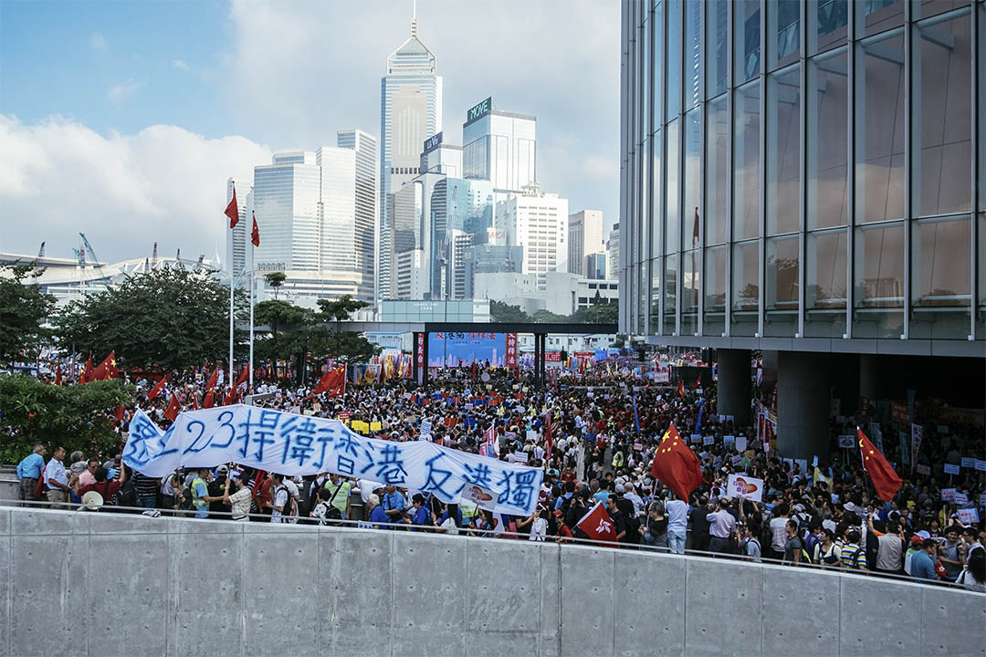 2016年11月13日,金鐘,建制團體於添馬公園舉行支持人大釋法及反港獨集會。